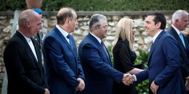 Τσίπρας για επέτειο αποκατάστασης της Δημοκρατίας: “Έχουμε χρέος να περιφρουρήσουμε όσα κατακτήθηκαν”