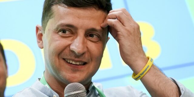 Ουκρανία: Λευκή επιταγή στον πρόεδρο Ζελένσκι – Το κόμμα του απέσπασε απόλυτη πλειοψηφία