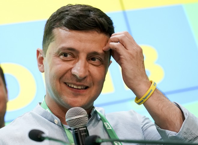 Ουκρανία: Λευκή επιταγή στον πρόεδρο Ζελένσκι – Το κόμμα του απέσπασε απόλυτη πλειοψηφία