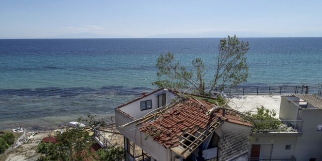 Χαλκιδική: Ξηλώθηκε η στέγη πάνω από τα κεφάλια τους- Πυροσβέστες απεγκλώβισαν οικογένειες