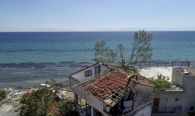 Χαλκιδική: Ξηλώθηκε η στέγη πάνω από τα κεφάλια τους- Πυροσβέστες απεγκλώβισαν οικογένειες