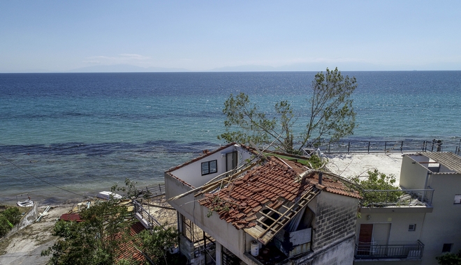 Χαλκιδική: Ξηλώθηκε η στέγη πάνω από τα κεφάλια τους- Πυροσβέστες απεγκλώβισαν οικογένειες