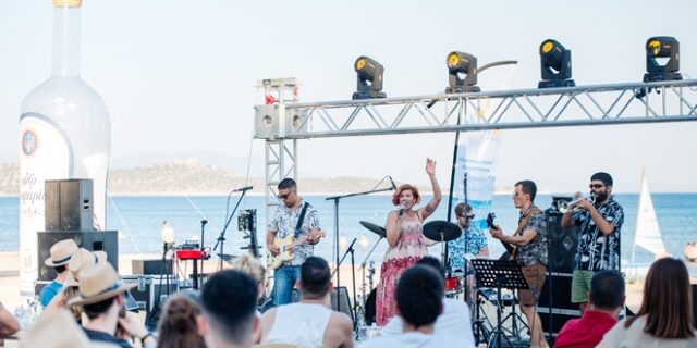“Ραντεβού στον Ήλιο”: το απόλυτο τραγούδι του καλοκαιριού από το Ούζο Πλωμαρίου και την Πέννυ Μπαλτατζή
