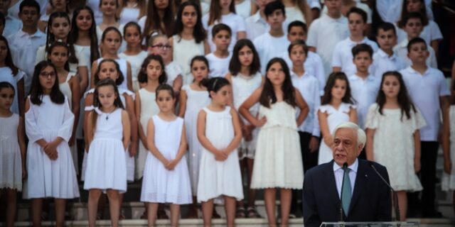 Συγκίνησε η παιδική χορωδία στην επέτειο αποκατάστασης της Δημοκρατίας