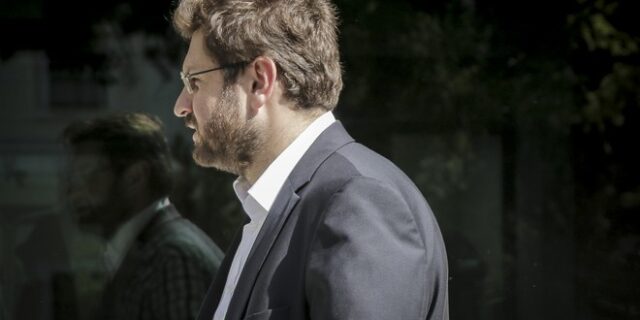 Ζαχαριάδης: Διχάζουν οι συντηρητικοί, τρίβει τα χέρια της η ακροδεξιά