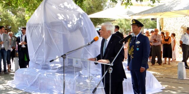 Ο Προκόπης Παυλόπουλος στα αποκαλυπτήρια του “Μνημείου του Σμυριδεργάτη” στη Νάξο