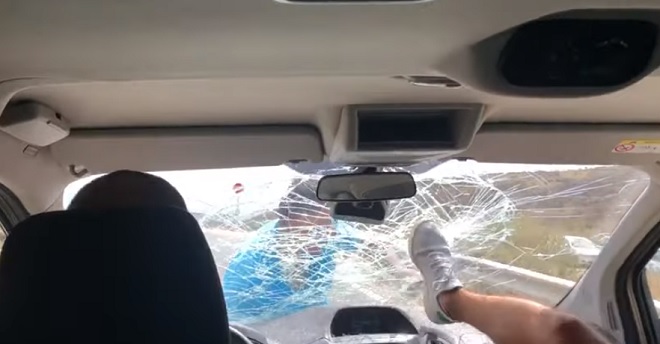 Αλβανία: Εστιάτορας πήρε στο κυνήγι πελάτες – Γατζώθηκε στο αυτοκίνητό τους