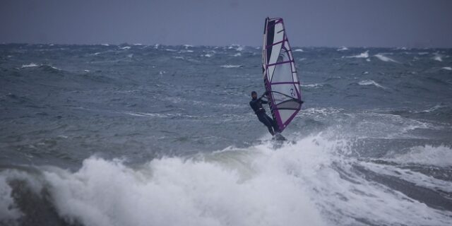 Ενισχυμένο στα 7 με 8 μποφόρ το μελτέμι – Θερμοκρασίες σε κανονικά επίπεδα