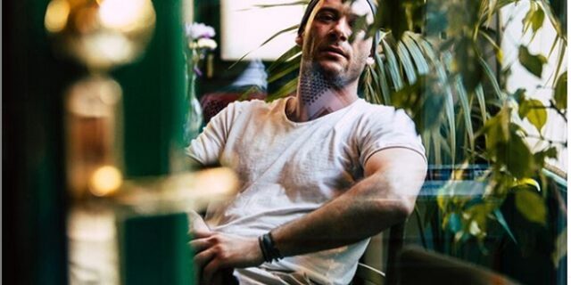 Αντίνοος Αλμπάνης: Τον έβρισαν στο Instagram – “Κακό timing για το αν πρέπει να ζω ή όχι”