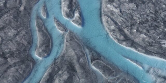 Λιώνει η Γροιλανδία: 22 βαθμοί και ποτάμια πάγου