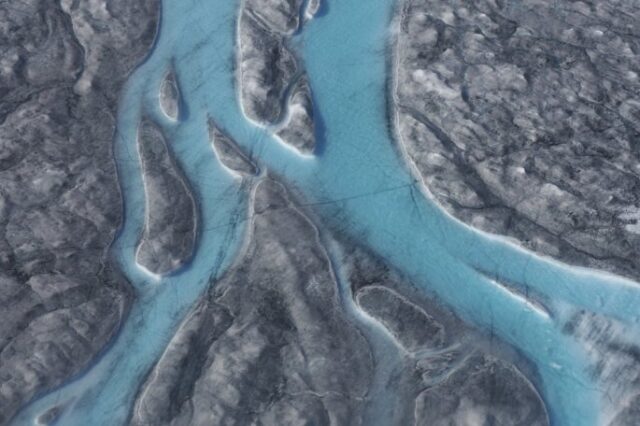 Λιώνει η Γροιλανδία: 22 βαθμοί και ποτάμια πάγου