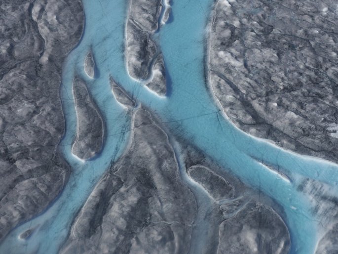 Λιώνει η Γροιλανδία: 22 βαθμοί και ποτάμια πάγου
