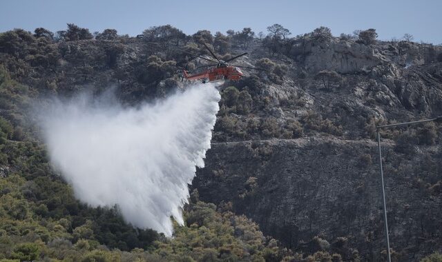 Σε ύφεση η φωτιά στην Περιφερειακή Αιγάλεω – Καλύτερη εικόνα σε Ηλεία και Μεσσηνία