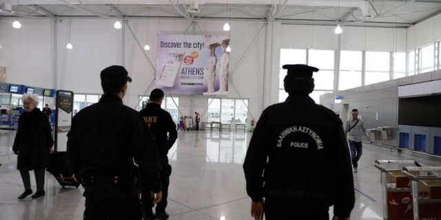 Συνελήφθη στο αεροδρόμιο με 76 ταξιδιωτικά εγγράφα τρίτων προσώπων