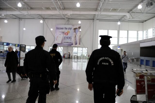 Συνελήφθη στο αεροδρόμιο με 76 ταξιδιωτικά εγγράφα τρίτων προσώπων