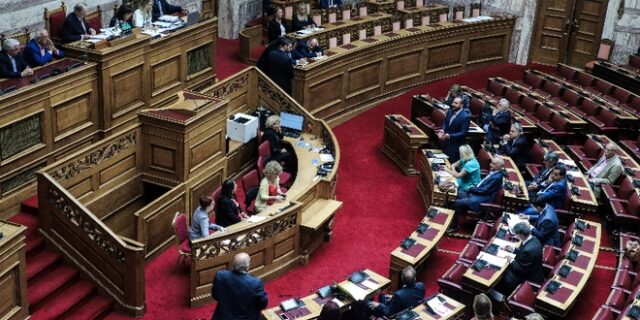 Κυβερνητικές πηγές: Έλειπε το 1/3 των βουλευτών του ΣΥΡΙΖΑ στην ονομαστική για την ΕΥΠ