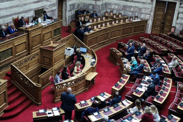 Κυβερνητικές πηγές: Έλειπε το 1/3 των βουλευτών του ΣΥΡΙΖΑ στην ονομαστική για την ΕΥΠ