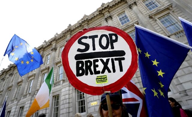 Στο πόδι η Μεγάλη Βρετανία, διαδηλώσεις παντού για το brexit