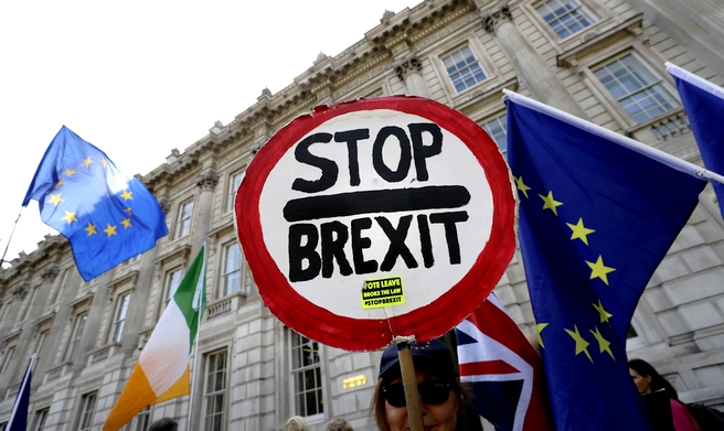 Στο πόδι η Μεγάλη Βρετανία, διαδηλώσεις παντού για το brexit