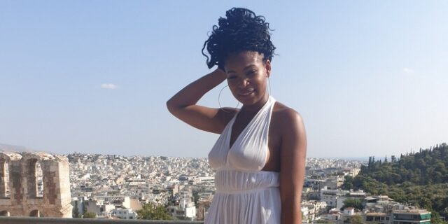 “Δεν σήκωσα το φόρεμα!”: Βρετανίδα blogger συνελήφθη στο Μουσείο Ακρόπολης – Μιλάει για ρατσισμό