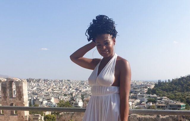 “Δεν σήκωσα το φόρεμα!”: Βρετανίδα blogger συνελήφθη στο Μουσείο Ακρόπολης – Μιλάει για ρατσισμό