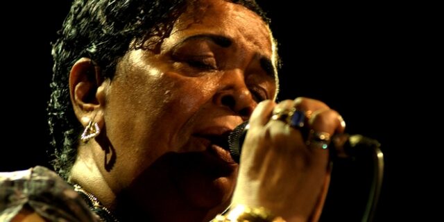 Cesaria Evora: Η “ξυπόλητη ντίβα” που τραγουδούσε μόρνα