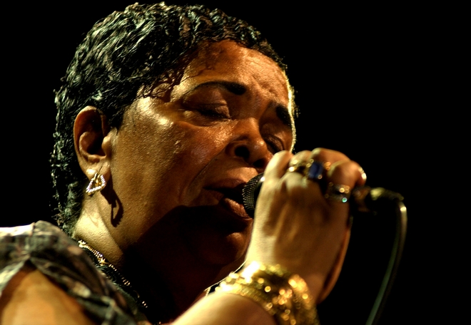 Cesaria Evora: Η “ξυπόλητη ντίβα” που τραγουδούσε μόρνα