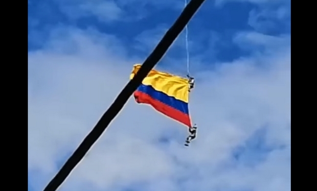 Κολομβία: Στρατιωτικοί σκοτώθηκαν όταν έσπασε το σκοινί σημαίας που κρατούσαν