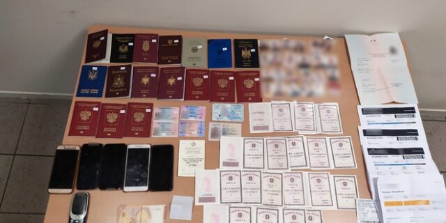 Συνελήφθησαν διακινητές μεταναστών που έκαναν “άγρα πελατών” στην Πλατεία Κολιάτσου