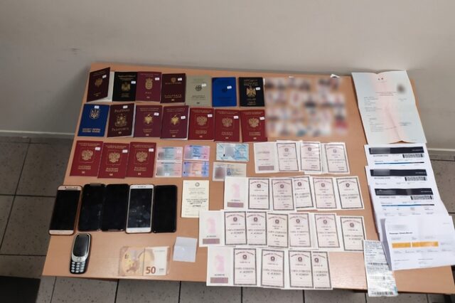 Συνελήφθησαν διακινητές μεταναστών που έκαναν “άγρα πελατών” στην Πλατεία Κολιάτσου