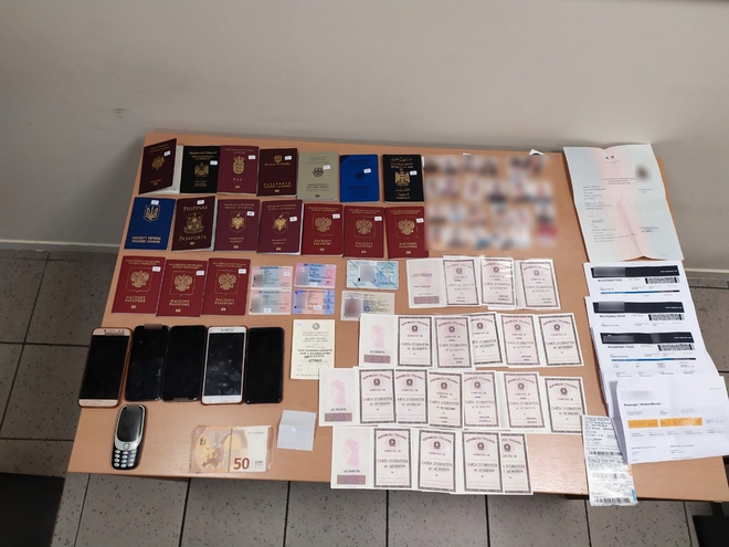 Συνελήφθησαν διακινητές μεταναστών που έκαναν “άγρα πελατών” στην Πλατεία Κολιάτσου