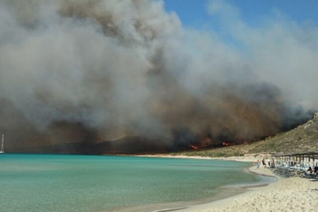 Ελαφόνησος: Η φωτιά στην εξωτική παραλία του Σίμου
