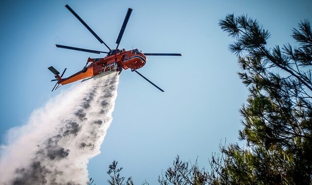 Μεγάλη φωτιά στην Κρήτη – Σηκώθηκε ελικόπτερο