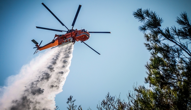 Μεγάλη φωτιά στην Κρήτη – Σηκώθηκε ελικόπτερο