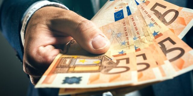 Γερμανία: Μυστηριώδης ευεργέτης διένειμε δωρεές 200.000 ευρώ σε ρευστό