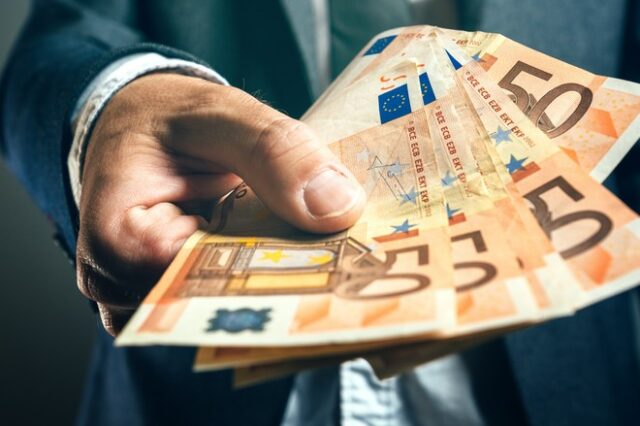 Γερμανία: Μυστηριώδης ευεργέτης διένειμε δωρεές 200.000 ευρώ σε ρευστό