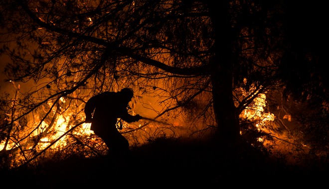 Φωτιά στην Εύβοια: Δραματικές εικόνες – Συγκλονιστικά φωτογραφικά ντοκουμέντα