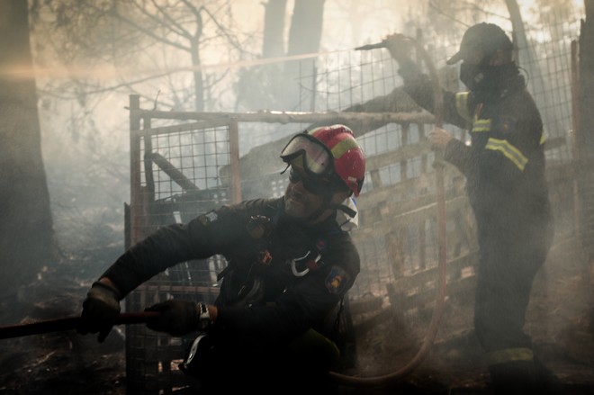 Μάχη με τις φλόγες στους Δελφούς