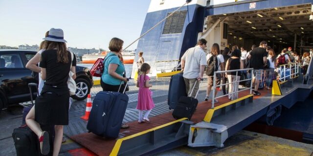 Σε εξέλιξη η πρώτη μεγάλη έξοδος του Αυγούστου – 45.000 έφυγαν την Παρασκευή