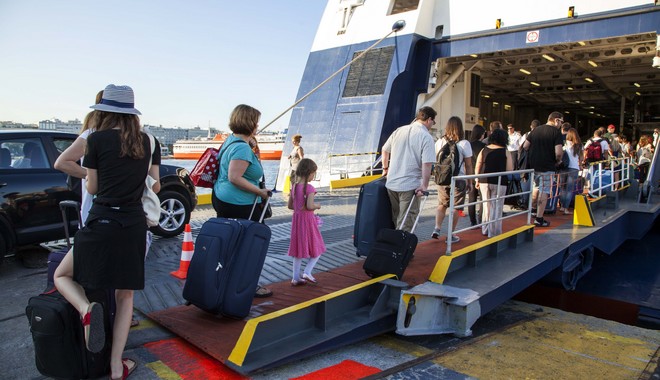 Σε εξέλιξη η πρώτη μεγάλη έξοδος του Αυγούστου – 45.000 έφυγαν την Παρασκευή