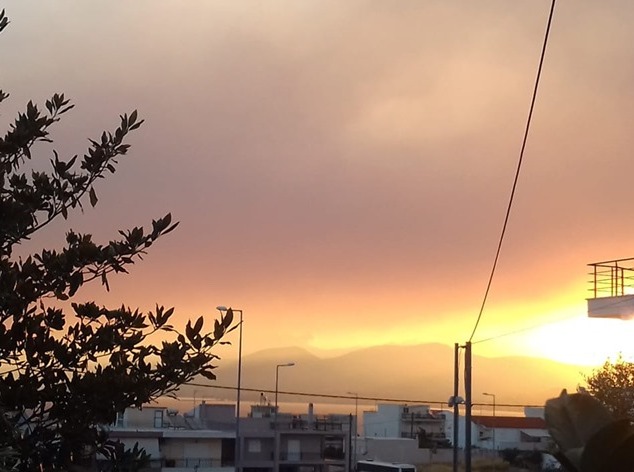 Φωτιά στην Εύβοια: Πνίγηκε στον καπνό η Χαλκίδα, ορατός και στην Αθήνα