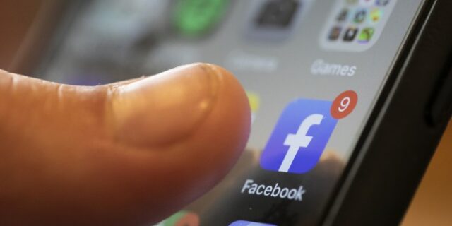 Η Facebook ετοιμάζει dark mode για τη mobile εφαρμογή της