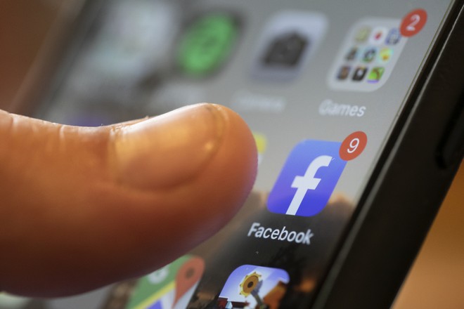 Η Facebook ετοιμάζει dark mode για τη mobile εφαρμογή της