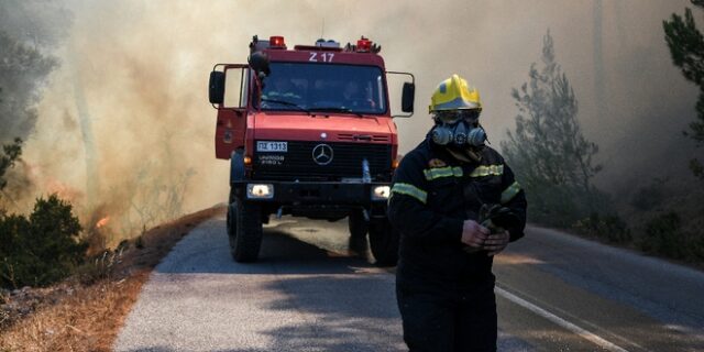 Οριοθετήθηκε η φωτιά στα Κύθηρα – Αποχώρησαν προσωρινά τα εναέρια μέσα