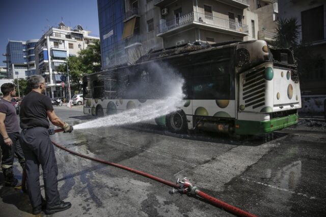 Λεωφορείο πήρε φωτιά στην Εθνική Οδό Αθηνών – Λαμίας