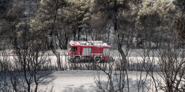 Χωρίς ενεργό μέτωπο η φωτιά στην Εύβοια – Μάχη για να την οριοθετήσουν δίνουν πυροσβέστες και εθελοντές