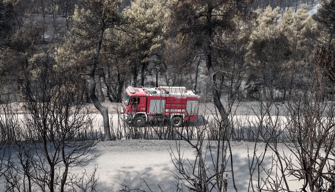 Χωρίς ενεργό μέτωπο η φωτιά στην Εύβοια – Μάχη για να την οριοθετήσουν δίνουν πυροσβέστες και εθελοντές