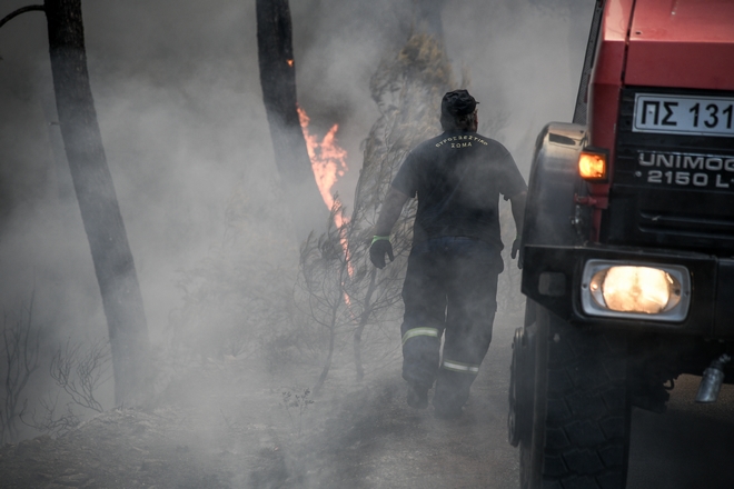 Υπό έλεγχο η φωτιά στο Λαύριο – Σε ύφεση σε Πρέβεζα και Κεφαλονιά