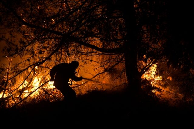 Φωτιά στο Λουτράκι: Ολονύχτια μάχη με τις φλόγες ανάμεσα σε Πίσια και Σχίνο