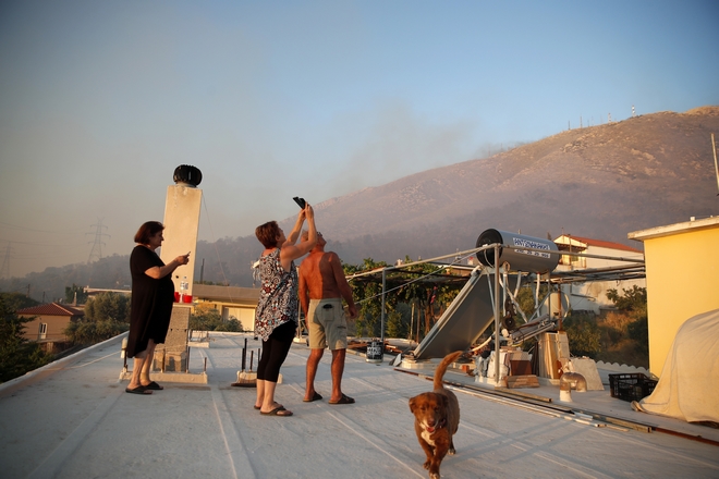 Φωτιά στον Υμηττό: “Μας βγάλαν έξω άρον άρον, ήταν σίγουρα εμπρησμός”